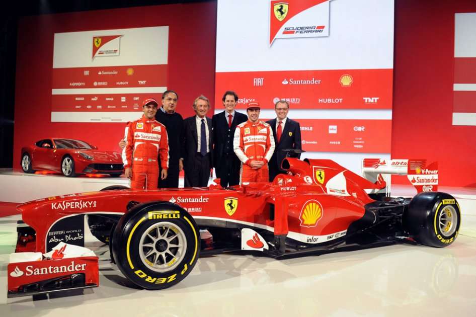 Fernando Alonso y Felipe Massa posando con el director de Ferrari Stefano Domenicali, el president de Ferrari Luca di Montezemolo, el presidente de Fiat John Elkan y el jefe principal de Fiat boss Sergio Marchionne. /AFP