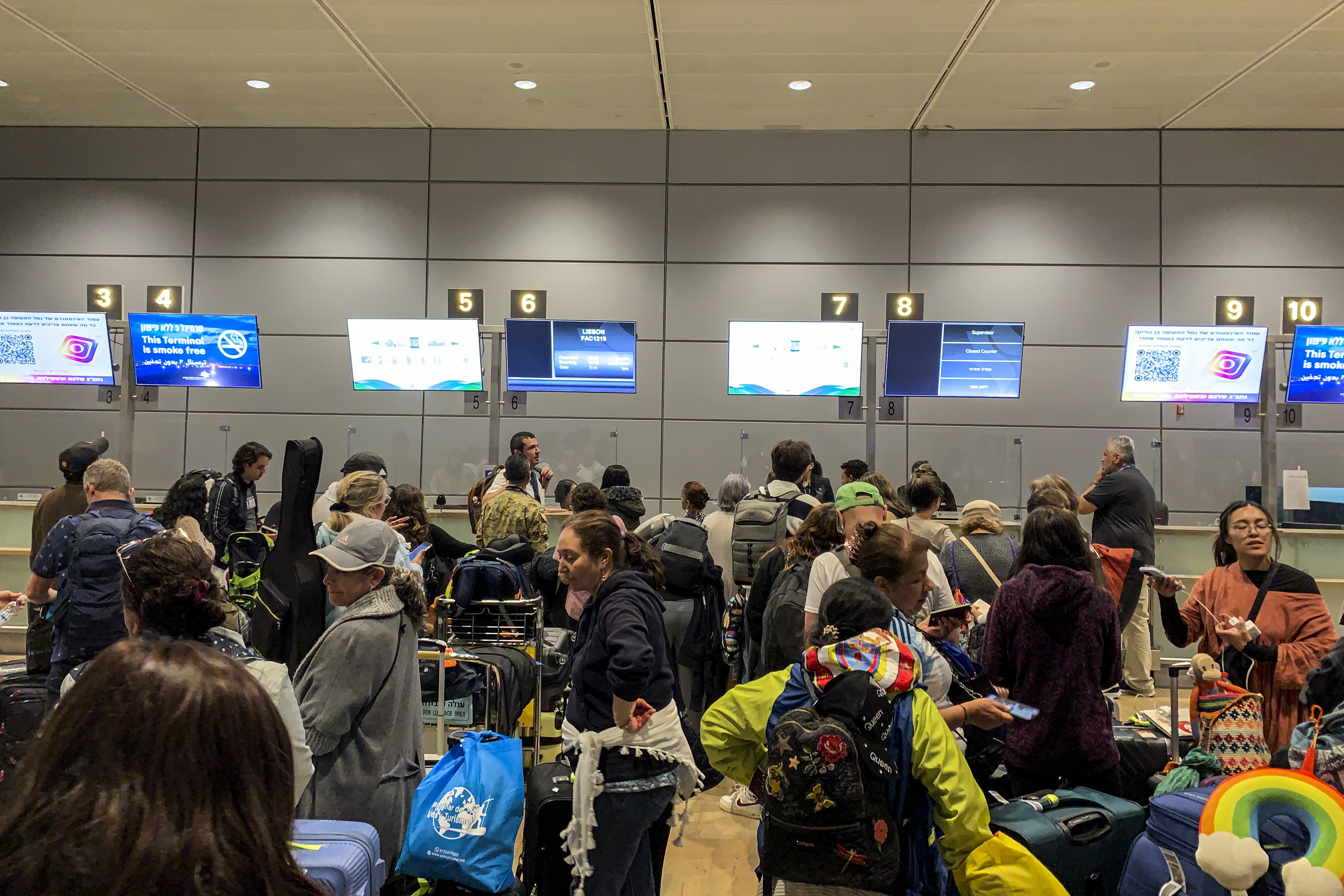 TEL AVIV, 13/10/2023.- Decenas de colombianos en el aeropuerto internacional de Ben Gurión, hoy viernes en Tel Aviv, esperando para abordar un vuelo de evacuación que les lleve a su país. "Venir a Israel era nuestro sueño, queríamos estar, disfrutar, y ahora nos vamos en un vuelo humanitario", se lamenta el colombiano Sandro Lopera mientras espera para facturar sus maletas y embarcar en un vuelo de evacuación, tras permanecer cinco días encerrado en su hotel de Jerusalén tras el estallido de la guerra entre Israel y las milicias de Gaza. EFE/ Pablo Duer