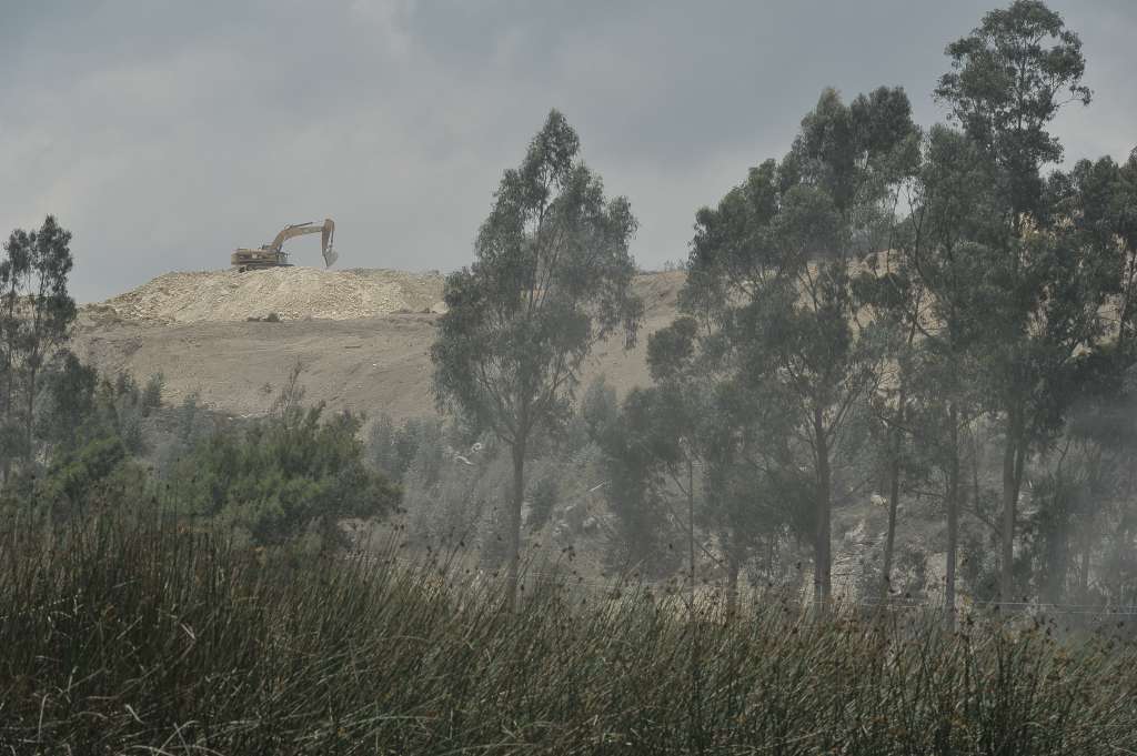 La explotación de canteras y el uso de maquinaria para esta actividad minera, amenazan con la destrucción de esta laguna.