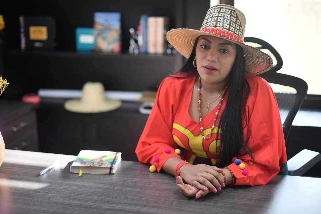 Senadora por el Pacto Histórico, líder indígena del clan Epinayú Epieyú de la comunidad wayú y abogada especialista en derecho ambiental.