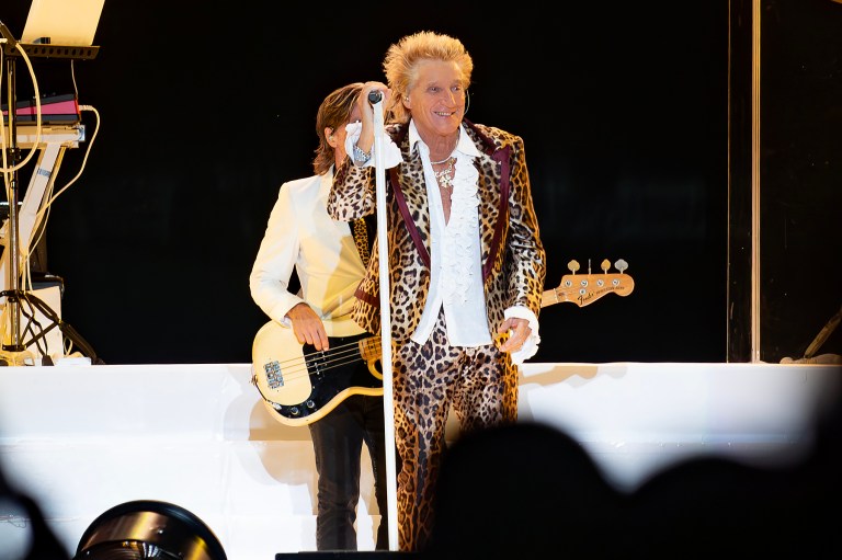 Rod Stewart cancela gira tras someterse a procedimiento médico: “Me siento mejor”