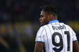 ¿Preocupación? Duván Zapata salió golpeado en el empate de Atalanta