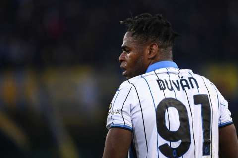 ¿Preocupación? Duván Zapata salió golpeado en el empate de Atalanta