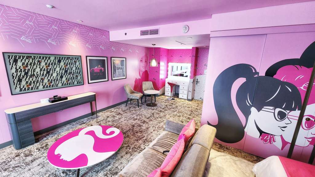 La habitación inspirada en los años 90 transporta a los huéspedes al mundo de Barbie desde el momento en que ingresen por la puerta.