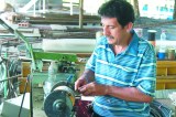 El hombre de la estufa solar y el jugo de pedal