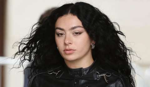 Charli XCX protagoniza ‘Erupcja’, una película en la que trabajó en secreto en Polonia