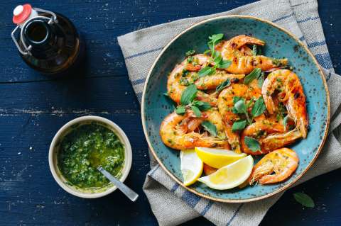 Aprende a cocinar unos camarones en salsa de chimichurri