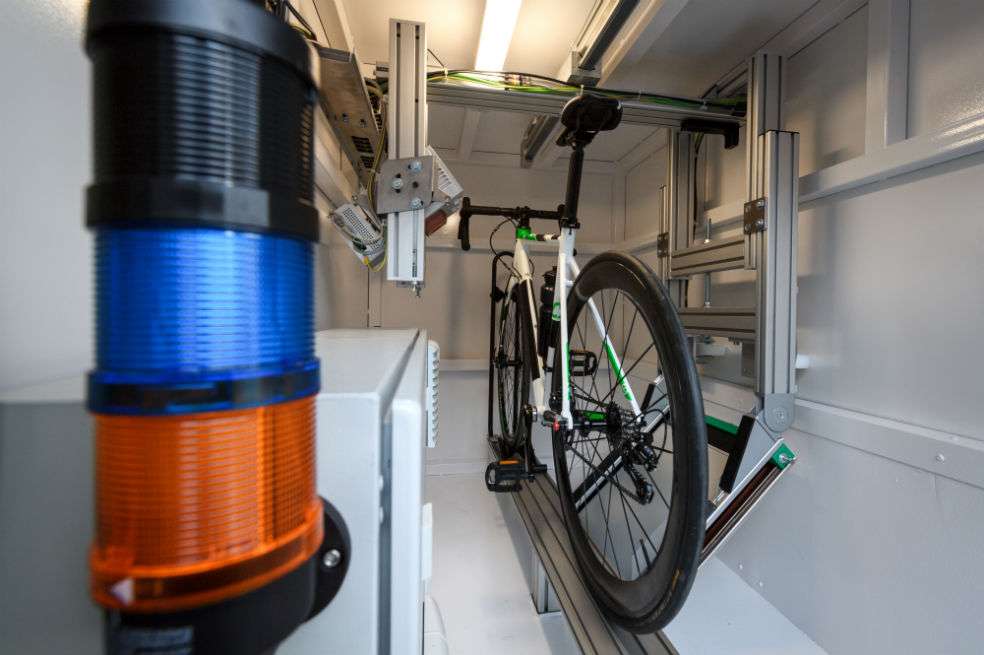 La UCI presentó una unidad móvil de rayos X para controlar las bicicletas. / AFP