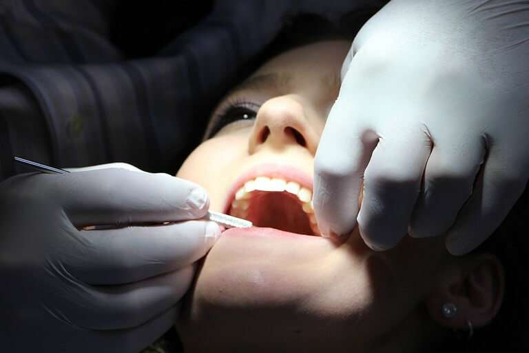 ¿Qué significa que se caigan los dientes? Te lo explicamos