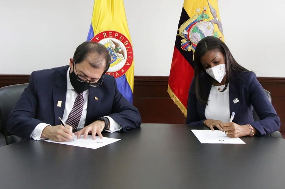 Francisco Barbosa, fiscal de Colombia junto a su homóloga ecuatoriana, Diana Salazar.