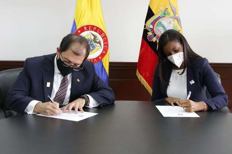 Francisco Barbosa, fiscal de Colombia junto a su homóloga ecuatoriana, Diana Salazar.