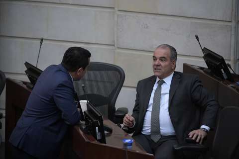 Otro que adhiere a Óscar Iván Zuluaga: senador Mejía se baja de su precandidatura