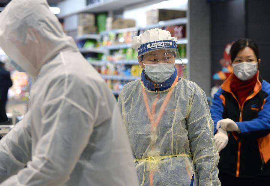 Un comprador enmascarado mira a su alrededor en un supermercado en Wuhan, el epicentro del nuevo brote de coronavirus, en la provincia central china de Hubei.  / EFE/EPA/Shepherd Zhou China Ou