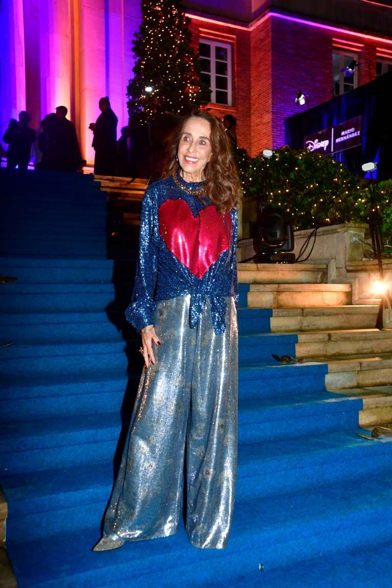 Mario Hernández y Disney lanzaron su colaboración en una gala que se llevó a cabo el 20 de noviembre en el Metropolitan Club de Bogotá. Los invitados, que pasaron por una alfombra azul al llegar, vivieron una experiencia envolvente que los transportó a los distintos universos creativos de cada una de las cápsulas: sueños, amor, magia y aventura.