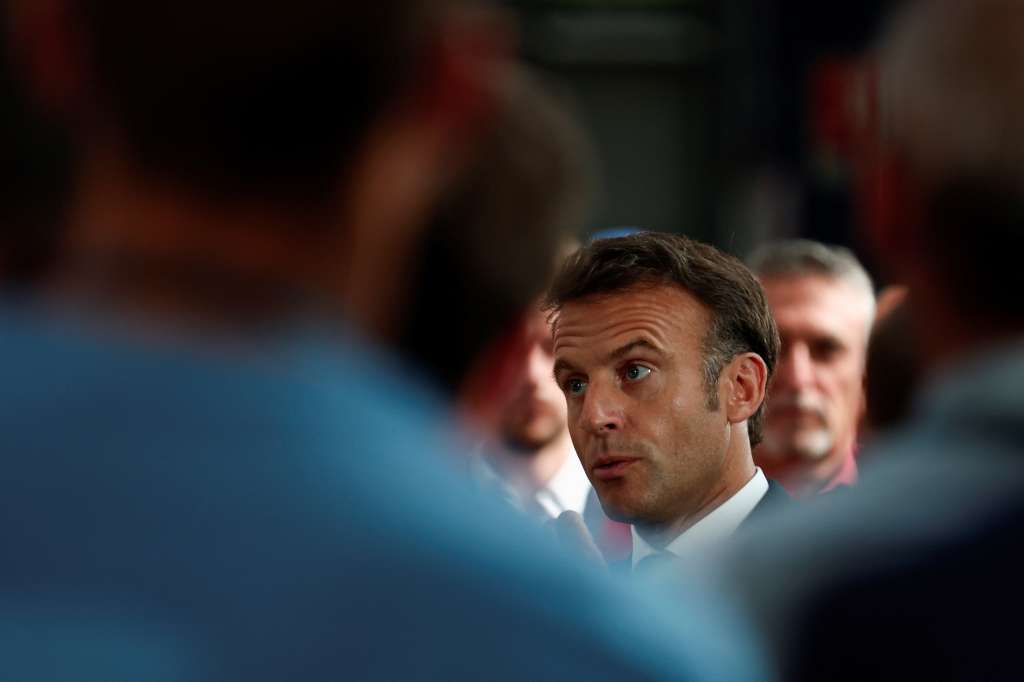 Villaroche (France), 16/06/2023.- French President Emmanuel Macron delivers a speech during a visit at the Safran Aircraft Engines site in Villaroche, near Paris, France, 16 June 2023. President Macron visits the Safran Aircraft Engines site ahead of the Le Bourget air show, which is held this year from 19 to 25 June 2023. (Francia) EFE/EPA/GONZALO FUENTES / POOL MAXPPP OUT