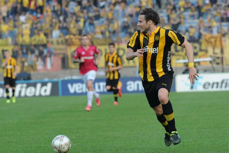 Diego Forlán se someterá a una resonancia en la pierna izquierda y no jugará contra Nacional. Foto: AFP