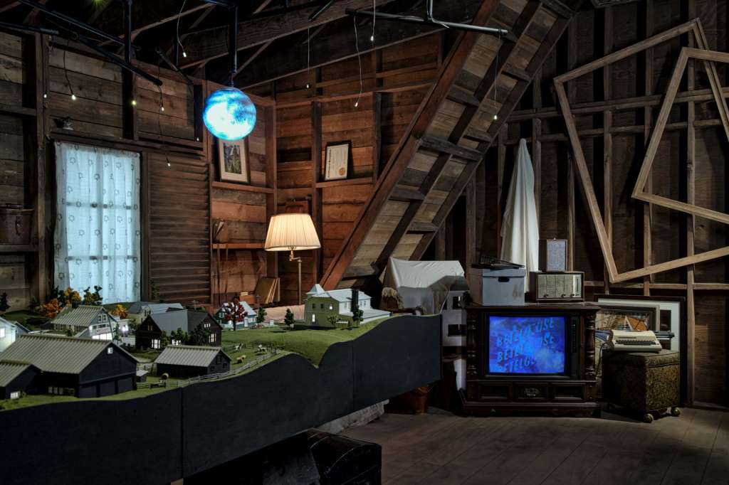 AME072. NUEVA JERSEY (ESTADOS UNIDOS), 23/10/2024.- Fotografía cedida por Airbnb donde se observa el interior en la casa de la película Beetlejuice, en Nueva Jersey (Estados Unidos). Como si de un hechizo se tratara, la casa de Beetlejuice y de su anfitriona Delia Deetz cobra vida en el mundo real, y estará situada en los oscuros bosques de Nueva Jersey (EE.UU.), donde uno podrá viajar al fantástico inframundo creado por el director Tim Burton en 1988 y que tuvo su secuela ‘Beetlejuice Beetlejuice’ este año. EFE/ Airbnb/ Emily Shur / SOLO USO EDITORIAL/SOLO DISPONIBLE PARA ILUSTRAR LA NOTICIA QUE ACOMPAÑA (CRÉDITO OBLIGATORIO)