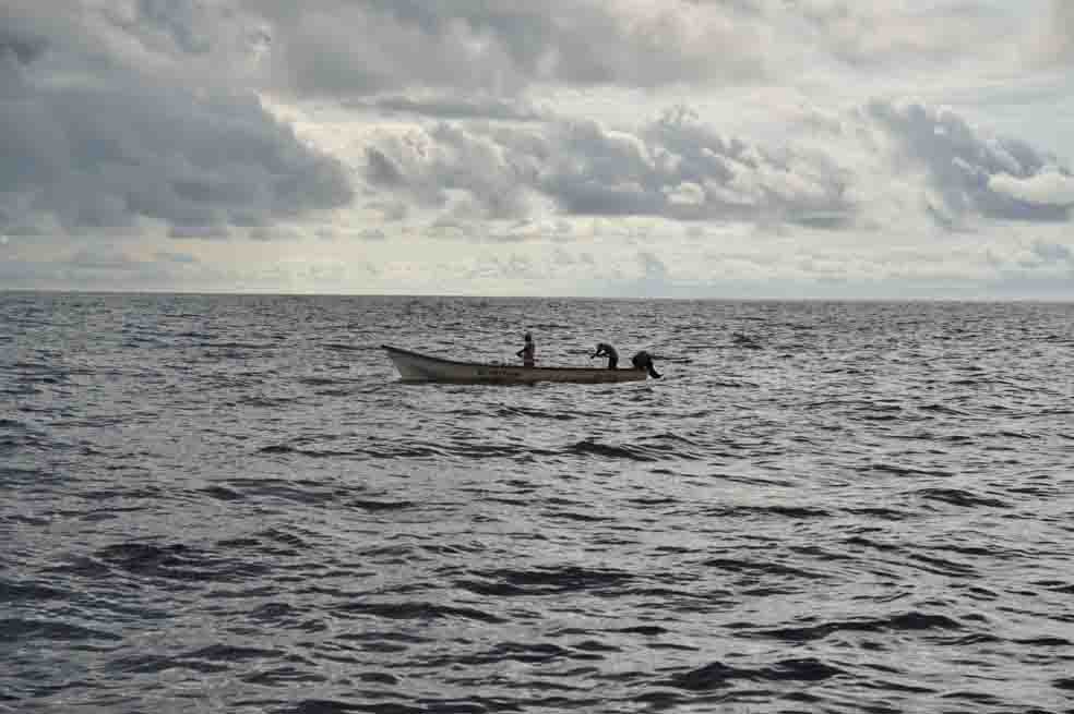 Pescadores en plena faena en Bahía Solano, Chocó. / Santiago La Rotta