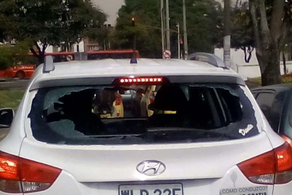 Así quedó el vidrio trasero de uno de los vehículos de Uber atacados en la noche del martes en Bogotá. / Archivo particular