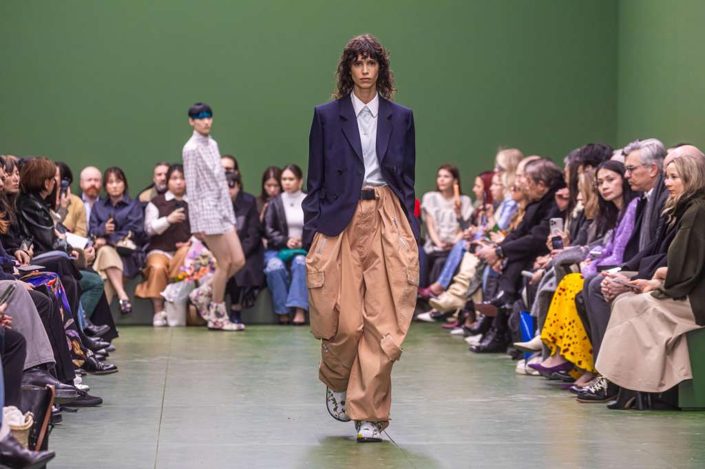 Paris (France), 01/03/2024.- A model presents a creation from the Fall/Winter 2024/2025 Collection by Loewe during Paris Fashion Week, in Paris, France, 01 March 2024. The presentation of the women's collections runs from 25 February to 05 March 2024. (Moda, Francia) EFE/EPA/CHRISTOPHE PETIT TESSON