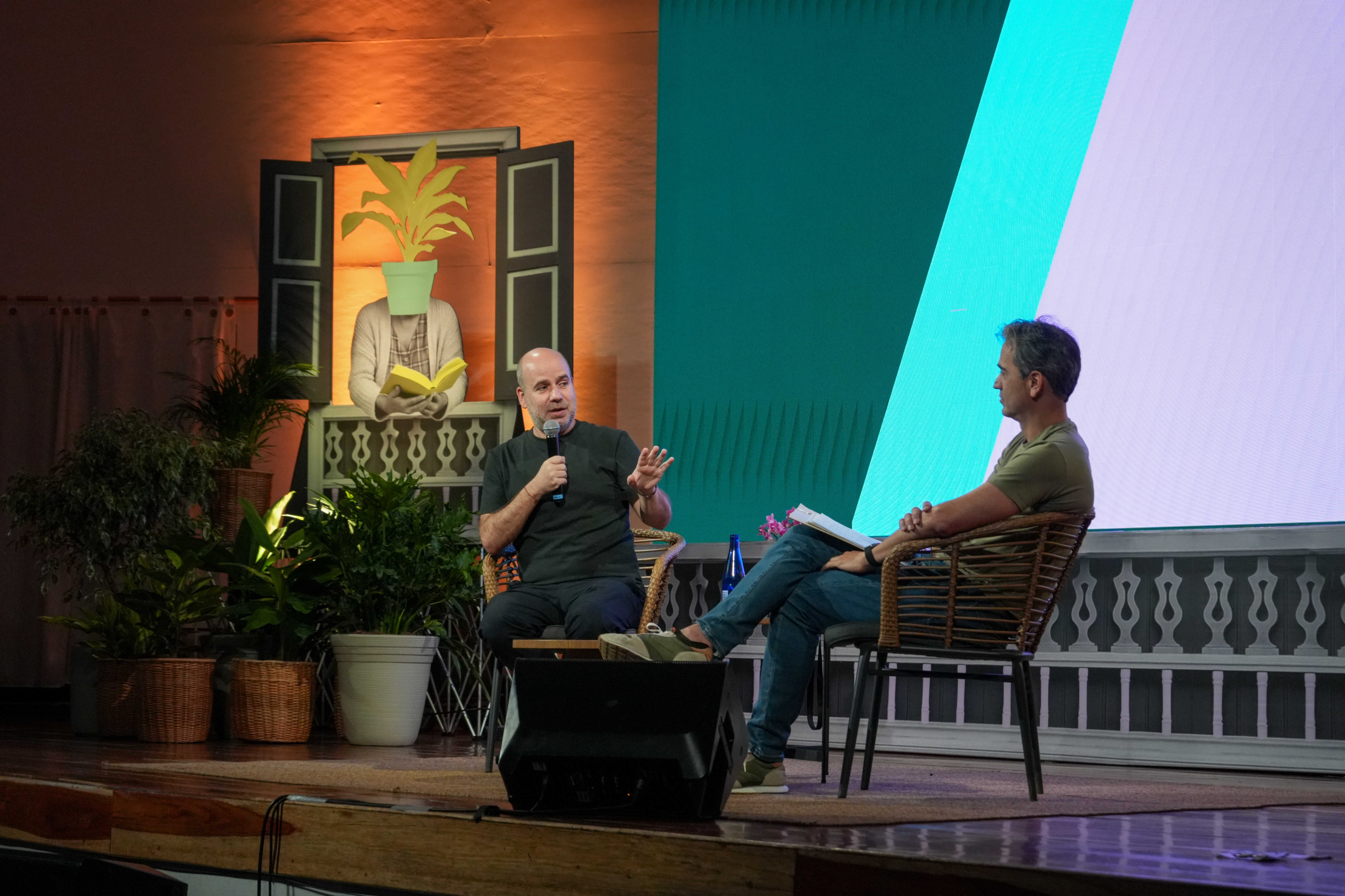David Escobar Arango, director de Comfama (der.), también participó en uno de los eventos. En este caso, moderó una charla con el autor Javier Peña sobre su libro "Tinta invisible" y su pódcast "Grandes infelices".