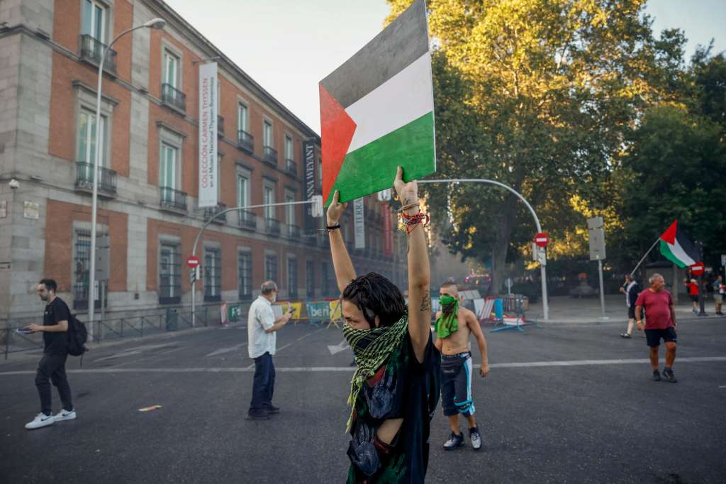MADRID, 14/09/2025.- Los manifestantes propalestinos cortan el recorrido de los ciclistas en el Paseo del Prado, este domingo, durante la última etapa de la Vuelta a España que se disputa entre las localidades madrileñas de Alalpardo y Madrid, con un recorrido 103,6 Km.- EFE/ Daniel González
