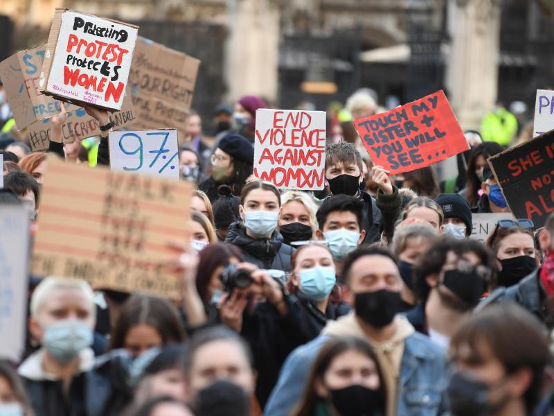 Cientos de personas se reunieron el pasado marzo al sur de Londres para protestar contra la violencia de género en el Reino Unido. / EFE