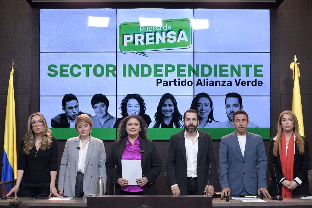 Las congresistas Katherine Miranda, Carolina Giraldo, Angélica Lozano, Alejandro García, Cristian Avendaño y Catherine Juvinao, en rueda de prensa formalizaron el pedido de escisión de la Alianza Verde por los acuerdos que el ala petrista del partido ha hecho con el Gobierno Nacional.