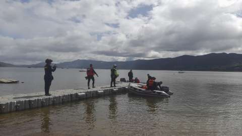 Buscan a una mujer desaparecida tras choque de lanchas en el embalse de Tominé