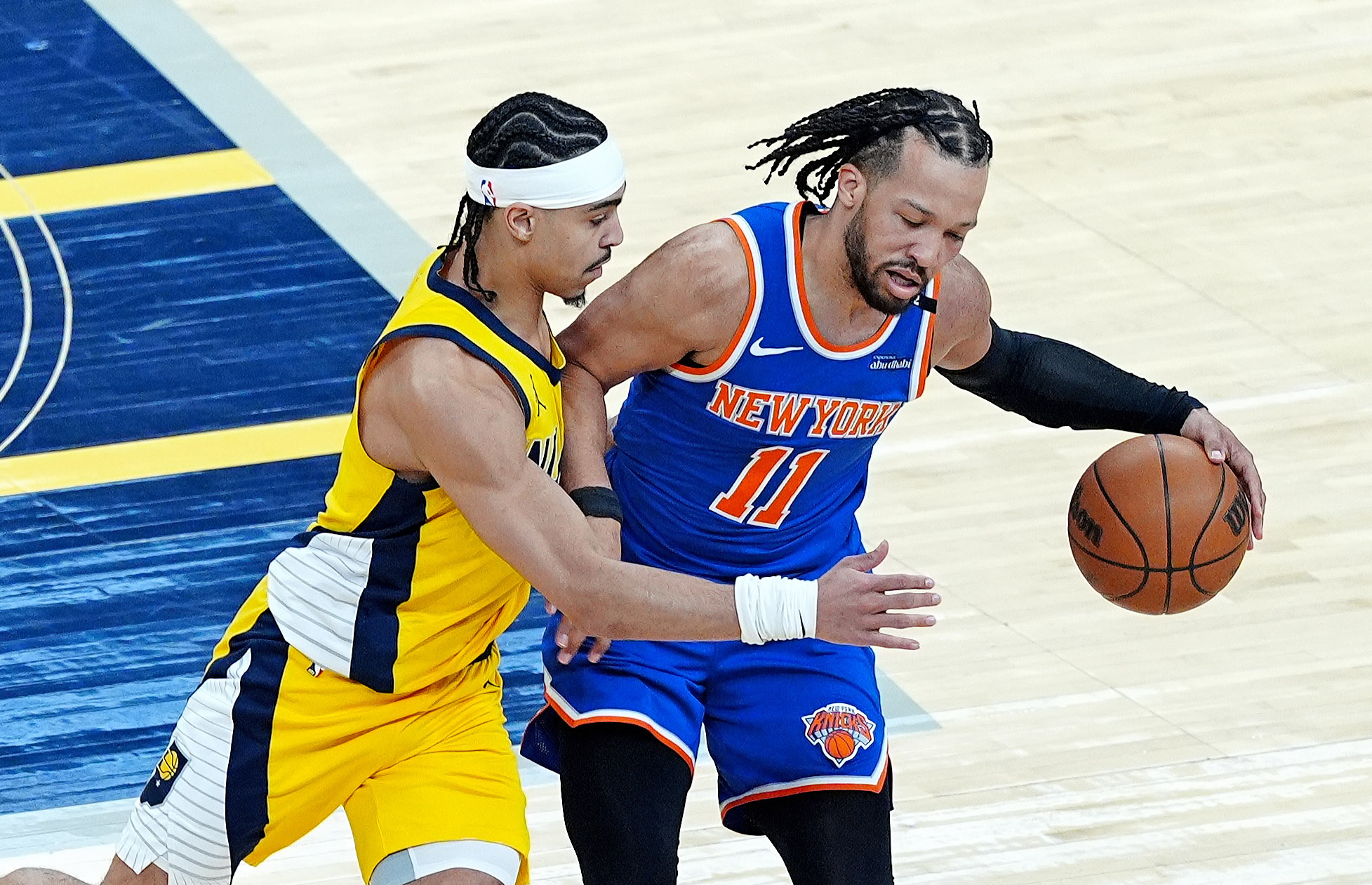 INDIANAPOLIS (United States), 31/05/2025.- New York Knicks guard Jalen Brunson (R) is guarded by Indiana Pacers guard Andrew Nembhard (L) during the first half of game six of the Eastern Conference finals between the Indiana Pacers and the New York Knicks at Gainbridge Fieldhouse in Indianapolis, Indiana, USA, 31 May 2025. (Baloncesto, Nueva York) EFE/EPA/BRIAN SPURLOCK SHUTTERSTOCK OUT