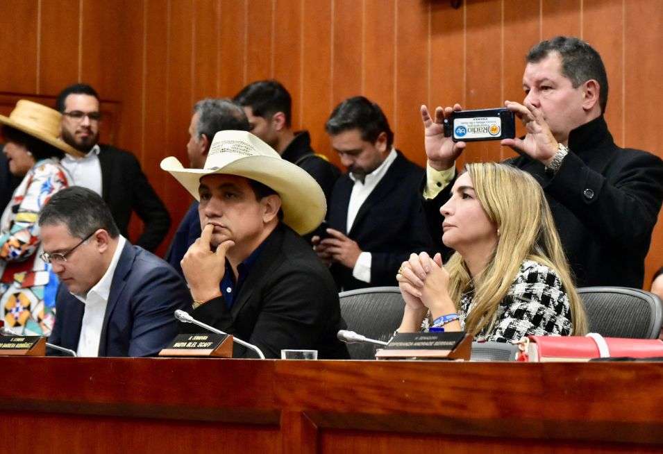 Reforma a la salud es discutida en la Comisión Séptima del Senado.