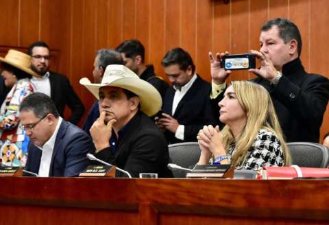 Gobierno cita a congresistas para discutir presupuesto y salud, pero ya hay choques
