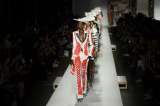 Moschino: dibujos animados y Gigi hadid en la Semana de la moda de Milán