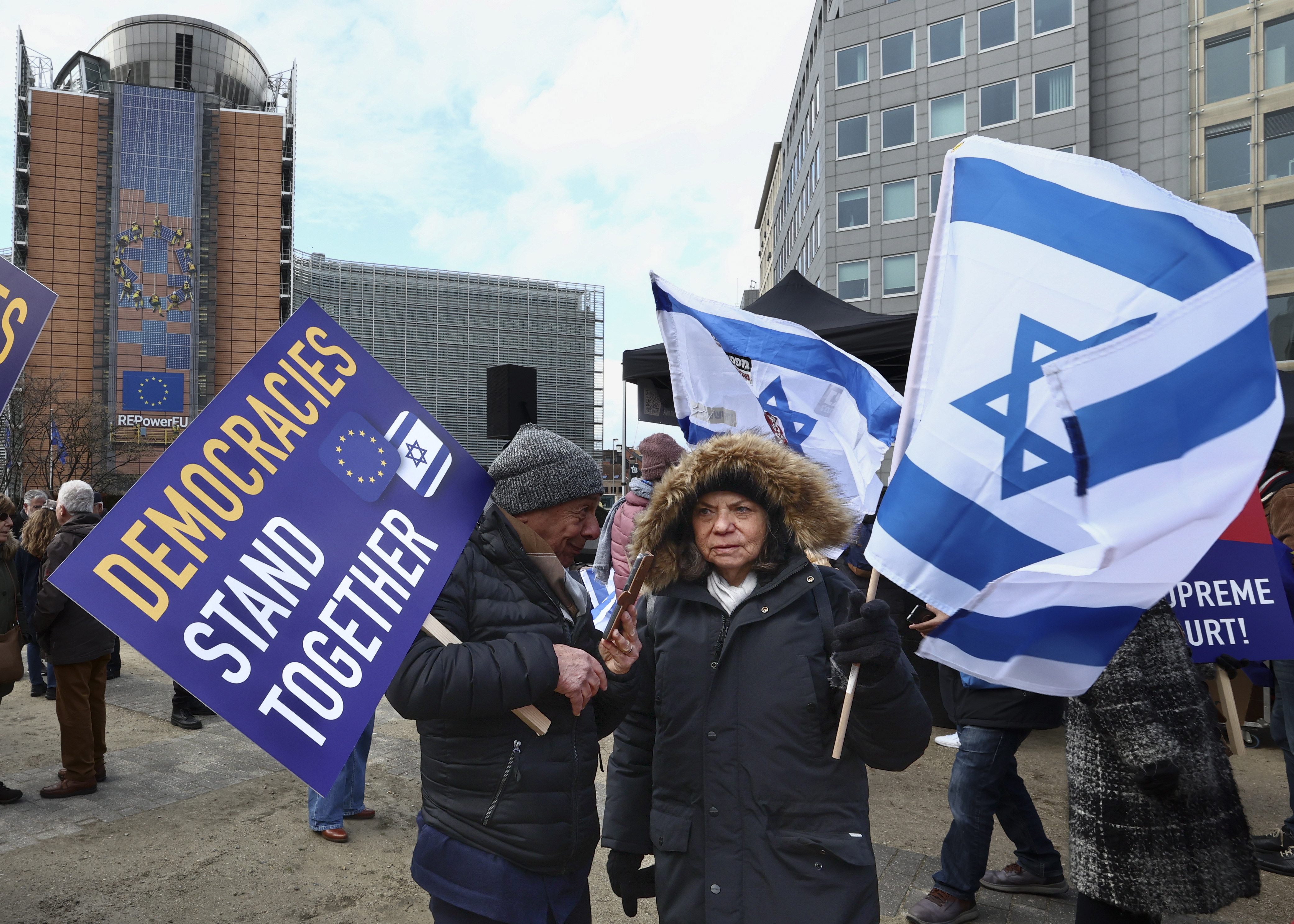 Brussels (Belgium), 27/03/2023.- People, mainly Israeli, take part in a protest for democracy in Israel, near European institutions headquarters in Brussels, Belgium, 27 March 2023. In Israel, mass protests have been held for 12 weeks against the government's plans to reform the justice system and limit the power of the Israeli Supreme Court. (Protestas, Bélgica, Bruselas) EFE/EPA/OLIVIER HOSLET