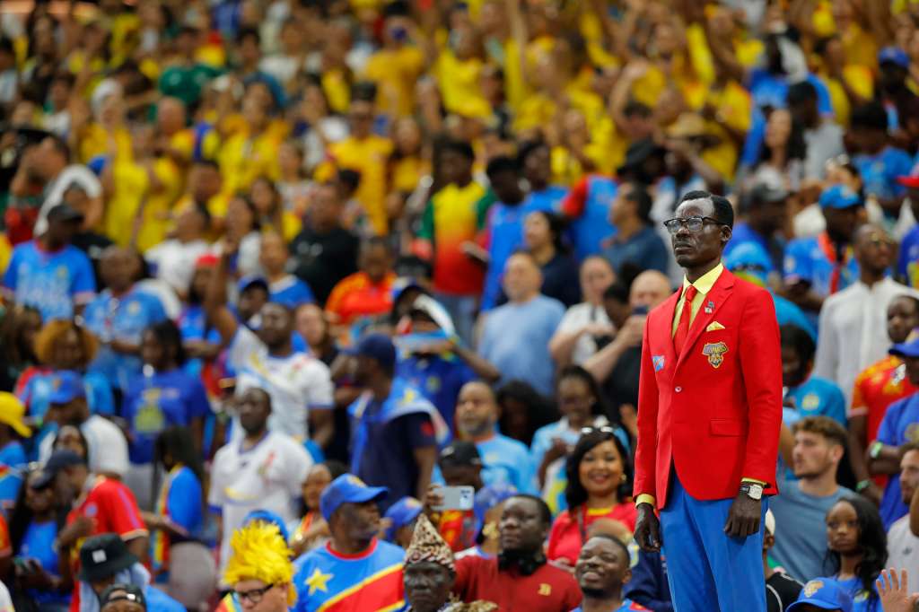GR3172. GUADALAJARA (MÉXICO), 23/06/2026.- El aficionado de Congo Michel Kuka Mboladinga, conocido como Lumumba Vea, posa este martes, durante el partido del grupo K del Mundial de la FIFA 2026 entre Colombia y RD Congo, en el estadio Akron en Guadalajara (México). Mboladinga emula durante los partidos una estatua de Patrice Lumumba, líder de la independencia congoleña. EFE/ Francisco Guasco