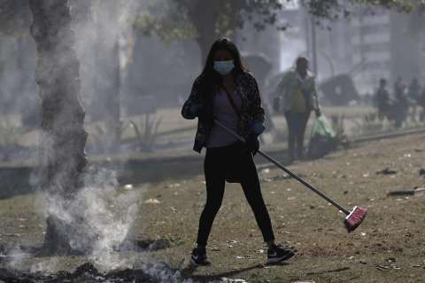 Armados con escobas y palas, los ecuatorianos limpian lo que dejó la protesta