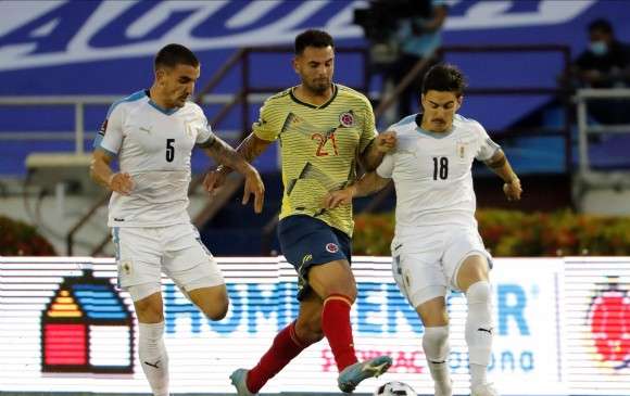 Edwin Cardona (c), durante el partido que perdió Colombia 3-0 ante Uruguay.