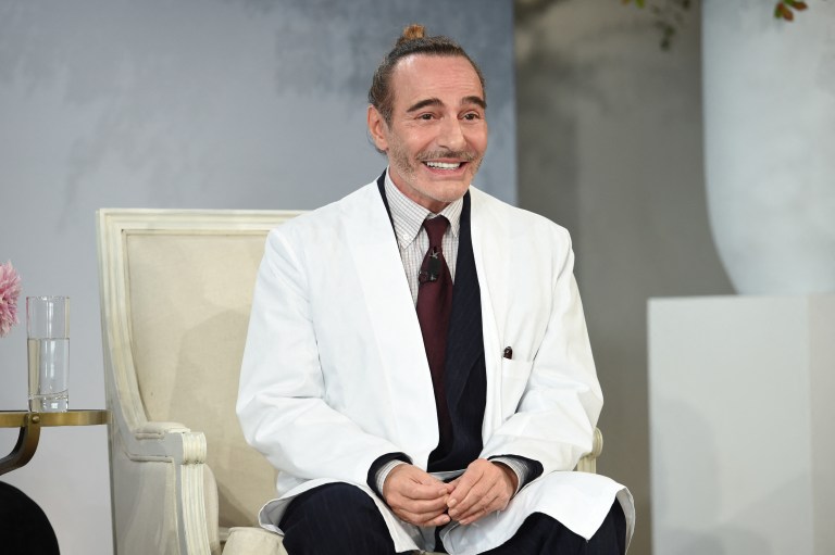 Tras polémica, Galliano renuncia a la muestra que el Met le iba a dedicar en 2027