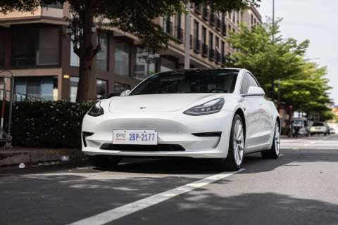 ¿A qué velocidad gasta más batería un carro eléctrico?
