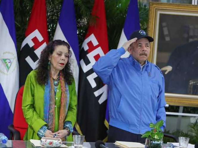 AME3320. MANAGUA (NICARAGUA), 09/02/2023.- Fotografía cedida por la Presidencia de Nicaragua, del presidente de Nicaragua, Daniel Ortega (d) junto a su esposa Rosario Murillo participan hoy, en un evento, en Managua (Nicaragua). El presidente de Nicaragua, Daniel Ortega, dijo este jueves que no le está pidiendo a Estados Unidos que levante las sanciones a funcionarios de su Gobierno, tras la excarcelación y expulsión hacia el país norteamericano de 222 presos políticos nicaragüenses. EFE/Cesar Pérez/Presidencia de Nicaragua/SOLO USO EDITORIAL/SOLO DISPONIBLE PARA ILUSTRAR LA NOTICIA QUE ACOMPAÑA (CRÉDITO OBLIGATORIO)