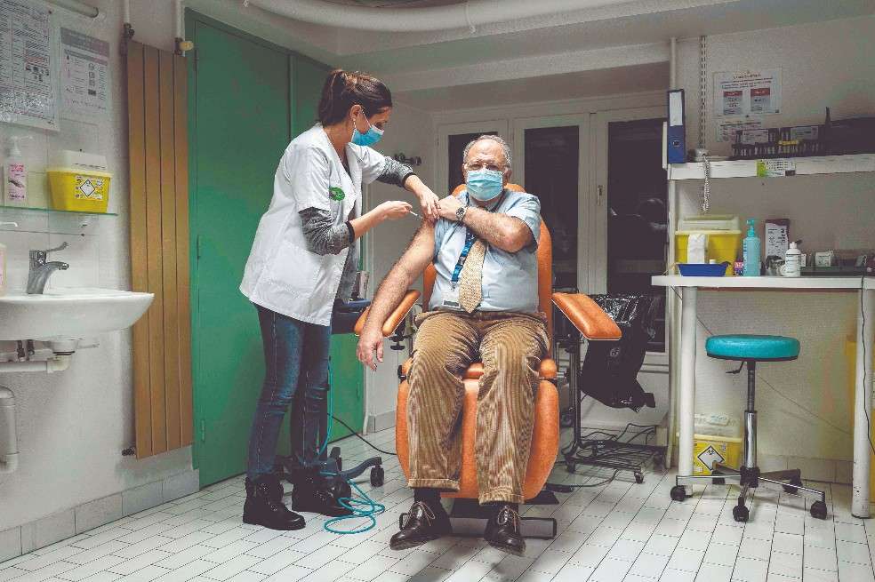 La inmunidad se conseguiría cuando el 70 % de la población obtenga inmunidad natural o mediante la vacuna.