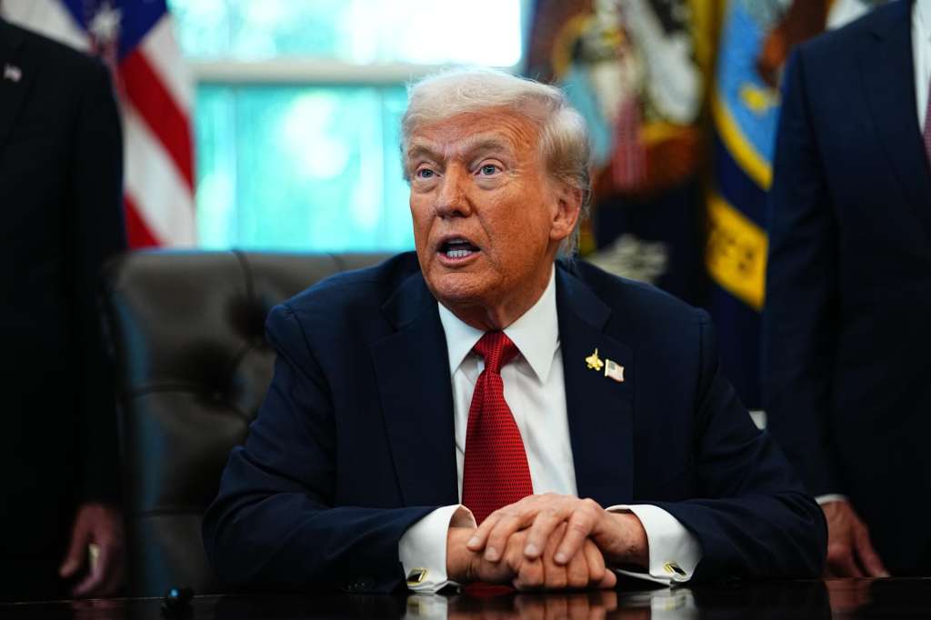 WASHINGTON (United States of America), 06/10/2025.- US President Donald Trump speaks to the media during an impromptu event in the Oval Office of the White House in Washington, DC, USA, 06 October 2025. EFE/EPA/Aaron Schwartz - Pool via CNP / POOL