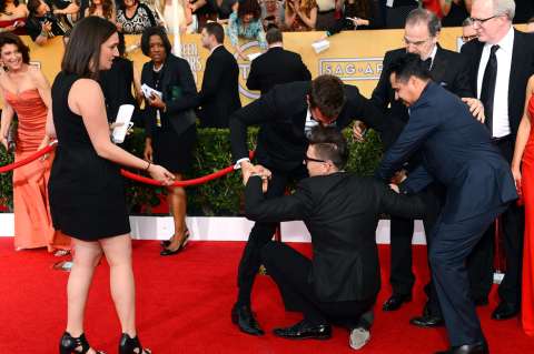 El peor momento de Bradley Cooper en la alfombra roja