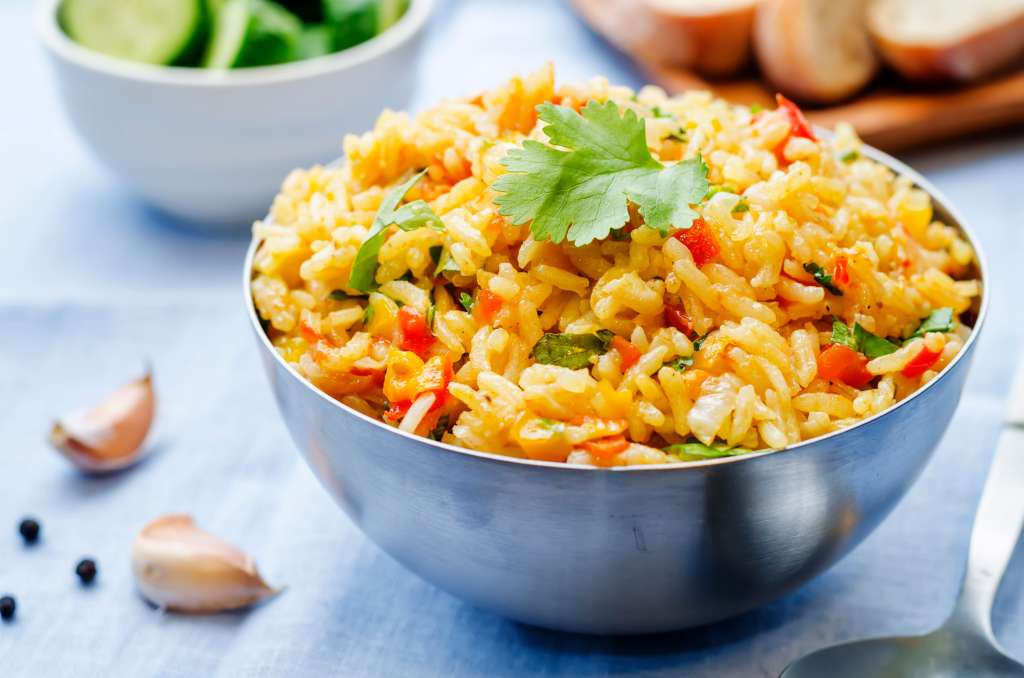 Paella vegetariana, con champiñones y aceitunas.