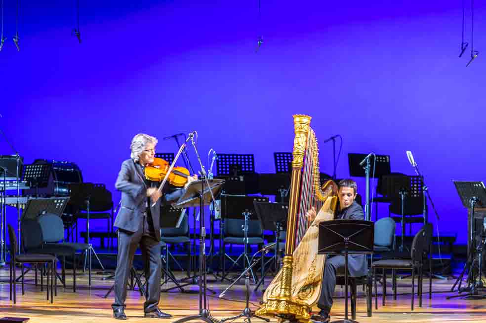Laurent Verney, viola, y Emmanuel Ceysson, arpa, durante su presentación en el concierto ‘La noche francesa’ en el Teatro Adolfo Mejía. / Carlos Pineda