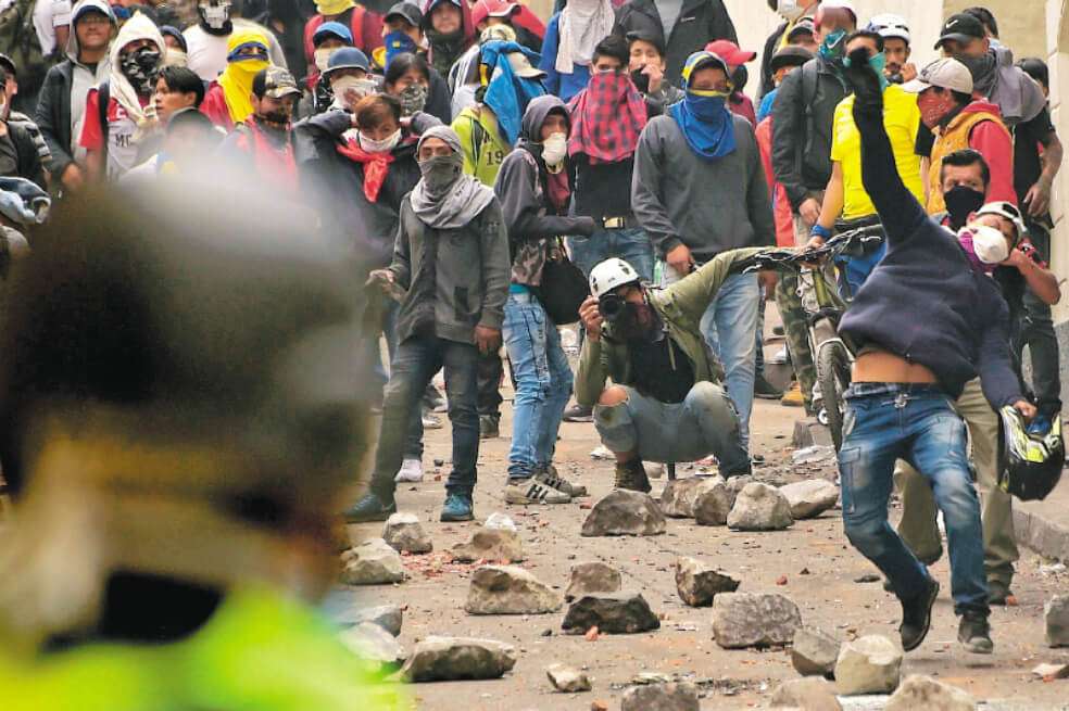 Miles de indígenas marcharon en la militarizada ciudad de Quito contra el “paquetazo”. / AFP