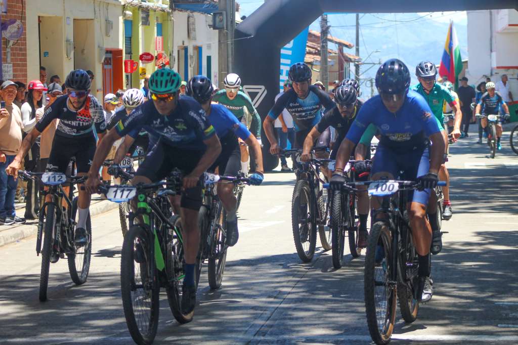 Ciclistas iniciando la competencia en la II válida de la Copa Antioquia 2026.