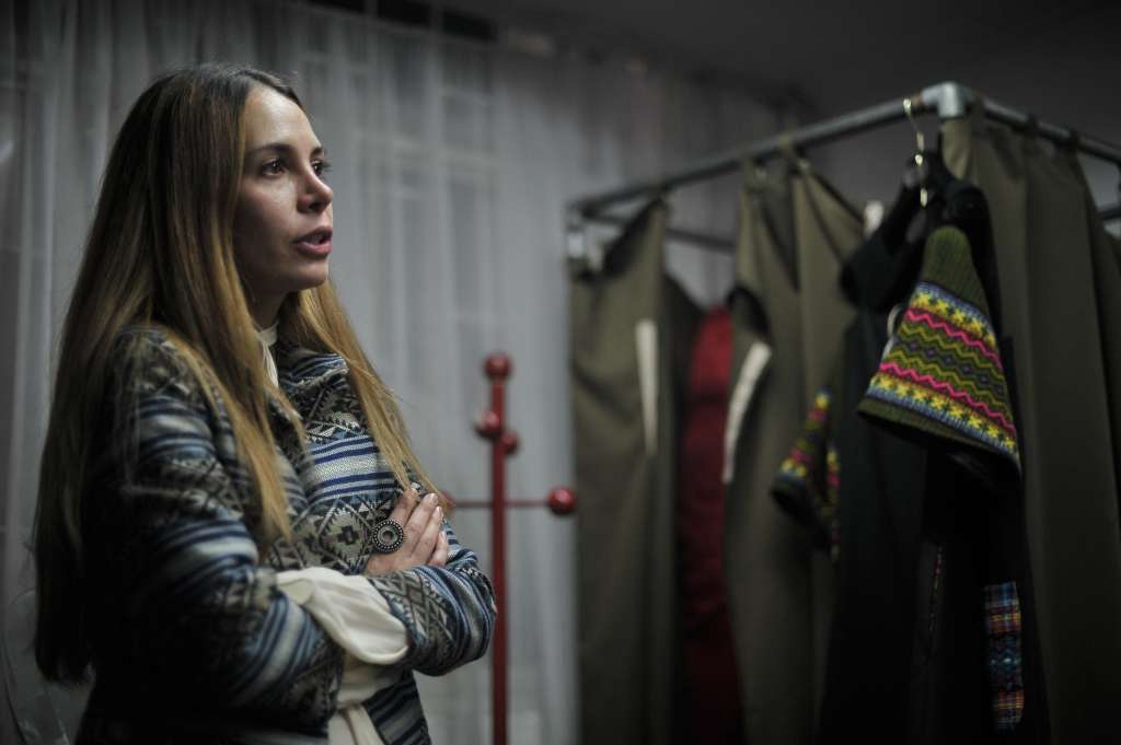 La diseñadora Margarita Sarmiento recupera técnicas artesanales indígenas en prendas de vestir.