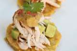 Pollo desmechado sobre patacones con chutney de mango y piña
