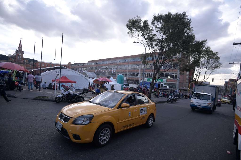 Adjudicación al consorcio Doppelmayr para la implementación de esta obra; Asiste la alcaldesa Claudia López; Diego Sánchez, director del IDU y otros funcionarios de la alcaldía.